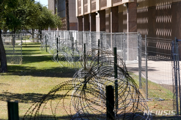 [피닉스( 미 애리조나주)= AP/뉴시스] 미 애리조나주 주의사당 앞에서 며칠 동안 낙태금지법 부활에 대한 항의시위가 열린 뒤 6월 27일(현지시간) 경찰이 접근 금지 철책과 철조망으로 의사당 주변을 봉쇄했다.&nbsp; 