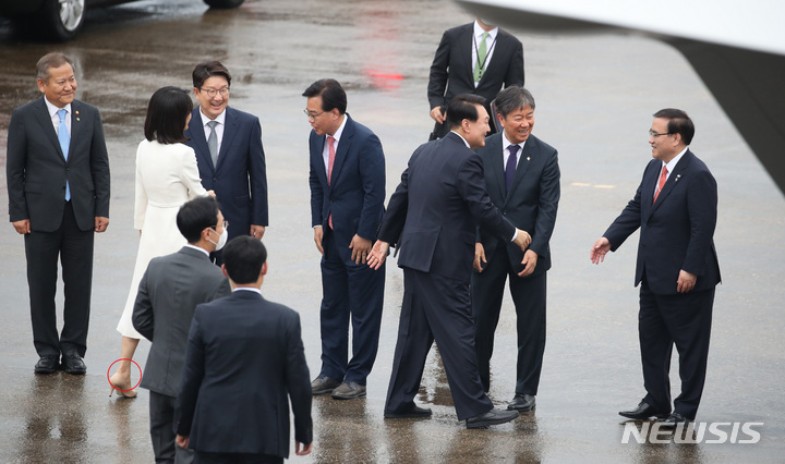 [성남=뉴시스] 전신 기자 = 나토(NATO·북대서양조약기구) 정상회의 참석차 스페인 마드리드를 방문하는 윤석열 대통령과 부인 김건희 여사가 27일 경기도 성남 서울공항에 도착해 이상민 행안부 장관, 권성동 국민의힘 원내대표, 송언석 국민의힘 원내수석부대표, 김대기 비서실장, 김성한 국가안보실장과 인사를 나누고 있다. 2022.06.27. photo1006@newsis.com