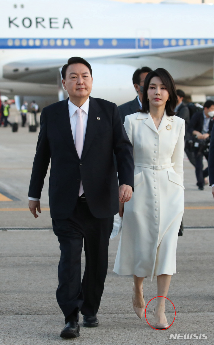 [마드리드=뉴시스] 전신 기자 = 윤석열 대통령과 부인 김건희 여사가 27일(현지시간) 마드리드 바라하스 국제공항에 도착해 도보로 이동하고 있다. 2022.06.28. photo1006@newsis.com