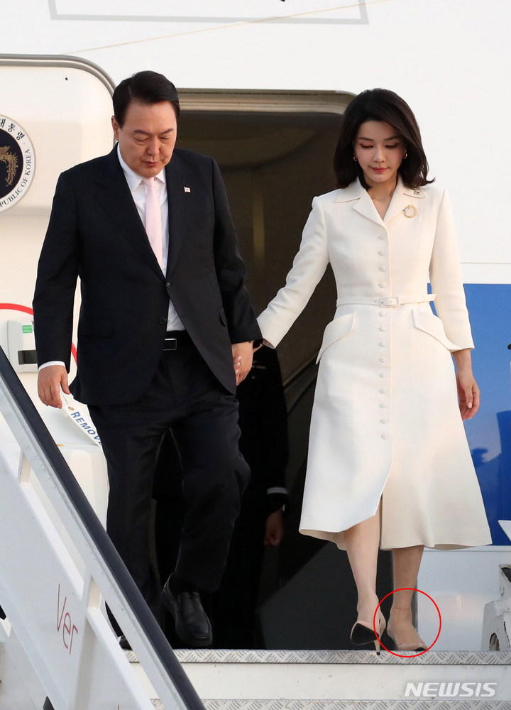 [마드리드=뉴시스] 전신 기자 = 윤석열 대통령과 부인 김건희 여사가 27일(현지시간) 마드리드 바라하스 국제공항에 도착해 트랩을 내려오고 있다. 2022.06.28. photo1006@newsis.com