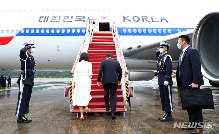 [성남=뉴시스] 홍효식 기자 = 나토(NATO·북대서양조약기구) 정상회의 참석차 스페인 마드리드를 방문하는 윤석열 대통령과 부인 김건희 여사가 27일 경기도 성남 서울공항에서 공군1호기에 탑승하고 있다. 2022.06.27. yesphoto@newsis.com