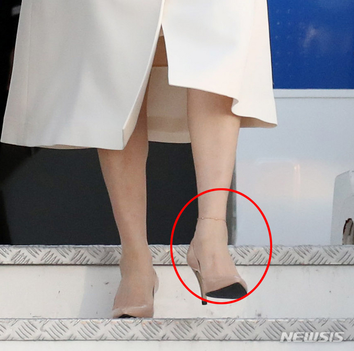 [마드리드=뉴시스] 전신 기자 = 윤석열 대통령과 부인 김건희 여사가 27일(현지시간) 마드리드 바라하스 국제공항에 도착해 트랩을 내려오고 있다. 2022.06.28. photo1006@newsis.com