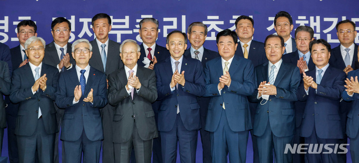 [서울=뉴시스] 추상철 기자 = 추경호 경제부총리가 28일 서울 마포구 경총에서 열린 '경제부총리 초정 정책 간담회'에 참석해 손경식 경총 회장 등과 기념촬영을 하고 있다. (공동취재사진) 2022.06.28. photo@newsis.com