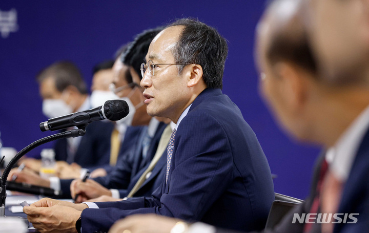 [서울=뉴시스] 추상철 기자 = 추경호 경제부총리가 28일 서울 마포구 경총에서 열린 '경제부총리 초정 정책 간담회'에 참석해 발언을 하고 있다. (공동취재사진) 2022.06.28. photo@newsis.com