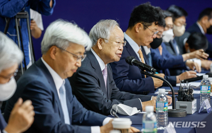 [서울=뉴시스] 추상철 기자 = 손경식 경총 회장이 28일 서울 마포구 경총에서 열린 '추경호 경제부총리 초정 정책 간담회'에 참석해 발언을 하고 있다. (공동취재사진) 2022.06.28. photo@newsis.com