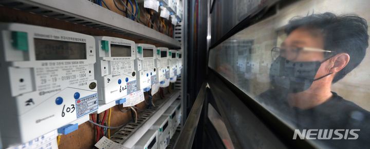 [서울=뉴시스] 김금보 기자 = 28일 오전 서울시내 한 오피스텔에서 시민이 전력계량기를 살펴보고 있다. 2022.06.28. kgb@newsis.com