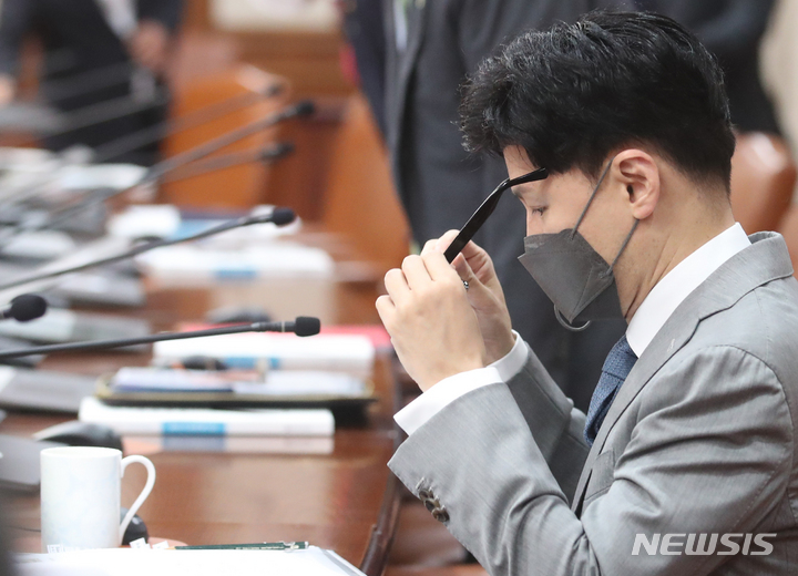 [서울=뉴시스] 김명원 기자 = 한동훈 법무부 장관이 28일 오전 서울 종로구 정부서울청사에서 서울-세종 영상으로 열린 국무회의에 참석하고 있다. 2022.06.28. kmx1105@newsis.com