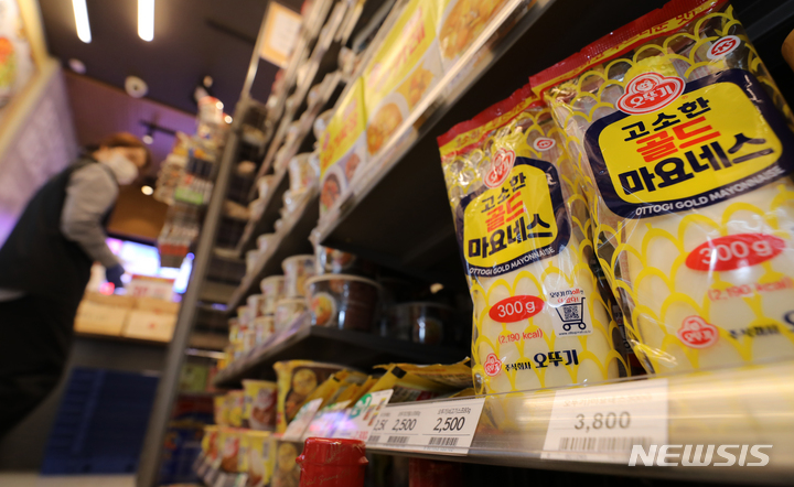 [서울=뉴시스] 김금보 기자 = 28일 오전 서울 성동구 한 편의점에 마요네즈가 진열돼있다. 원부자재 고물가를 견디지 못한 식품 업체들도 무더기 가격 인상에 나섰다. 관련 업계에 따르면 오는 7월 1일부로 오뚜기는 편의점가 기준 골드마요네스 300g을 3800원에서 4200원(10.5%)으로, 국수 소면 900g을 4300원에서 4800원(11.6%)으로, 국수중면 500g을 2000원에서 2250원(12.5%)으로 인상한다. 사조는 해표 카놀라유 가격을 2400원에서 2900원으로(20.8%), 압착올리브유 가격을 4500원에서 5300원으로(17.7%) 올린다. 2022.06.28. kgb@newsis.com