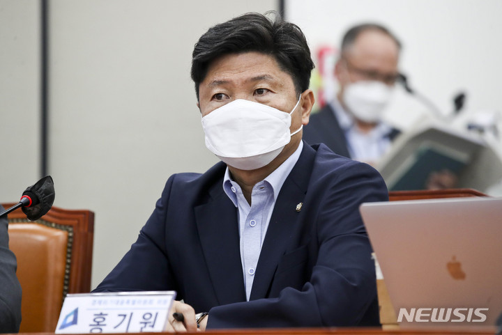 [서울=뉴시스] 전진환 기자 = 홍기원 경제위기대응특위 위원이 28일 오전 서울 여의도 국회에서 열린 더불어민주당 경제위기대응특별위원회 기자간담회에서 자리하고 있다. (공동취재사진) 2022.06.28. photo@newsis.com