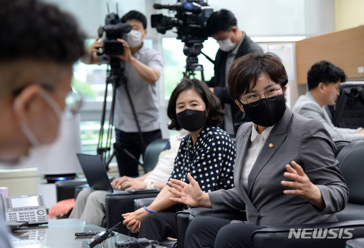 [전주=뉴시스] 김얼 기자 = 조수진 국민의힘 최고위원이 28일 전북 전주시 전북도의회 기자실을 방문해 기자간담회를 갖고 질의에 답변하고 있다. 2022.06.28. pmkeul@newsis.com