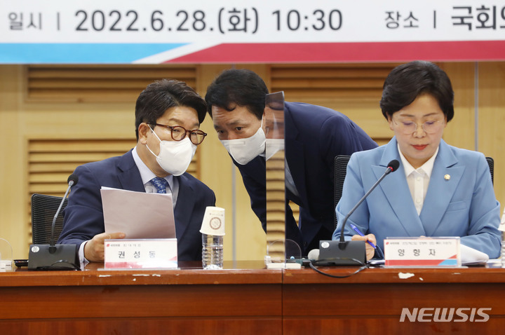 [서울=뉴시스] 고범준 기자 = 권성동 국민의힘 원내대표와 성일종 정책위의장이 28일 오전 서울 여의도 국회 의원회관에서 열린 반도체산업 경쟁력 강화 특별위원회 제1차회의에서 회의 도중 얘기를 나누고 있다. 오른쪽은 양향자 위원장. (공동취재사진) 2022.06.28. photo@newsis.com