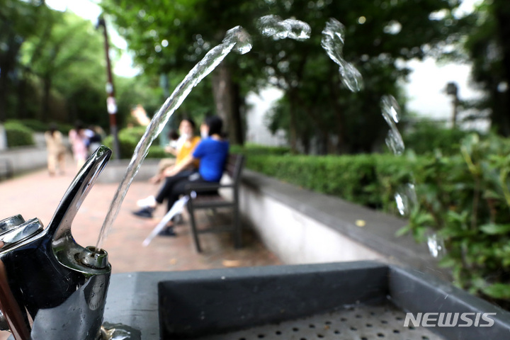 [서울=뉴시스] 백동현 기자 = 지난해 6월28일 오후 서울 중구 배재어린이공원에 아리수 음수대가 설치돼 있다. 2022.06.28. livertrent@newsis.com