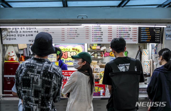 [서울=뉴시스] 정병혁 기자 = 물가 상승 등의 이유로 재료비가 오르면서 컵밥 가격도 오른 것으로 나타난 28일 오후 서울 동작구 노량진 컵밥거리를 찾은 시민들이 컵밥을 주문하고 있다. 2022.06.28. jhope@newsis.com
