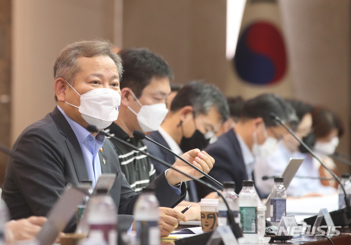 [서울=뉴시스] 김명원 기자 = 이상민 행정안전부 장관이 28일 서울 종로구 정부서울청사에서 열린 출입기자간담회에서 발언하고 있다. 2022.06.28. kmx1105@newsis.com