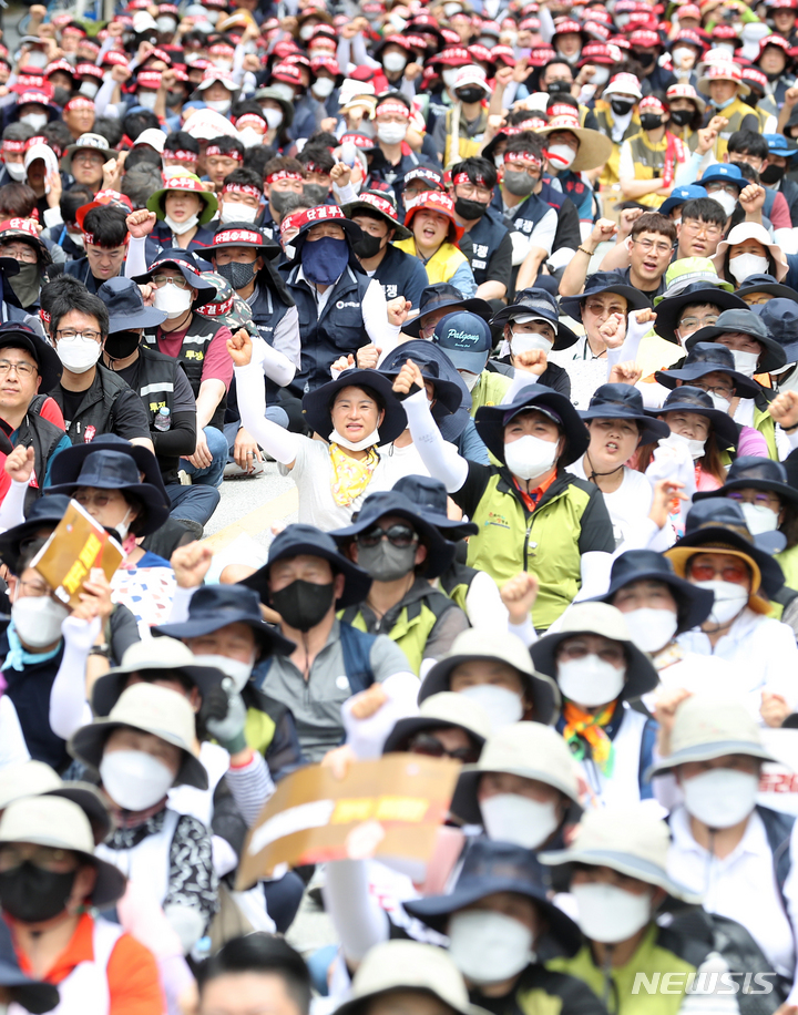 [세종=뉴시스] 강종민 기자 = 한국노총과 민주노총이 28일 오후 세종시 정부세종청사 고용노동부 앞에서 2023년 적용 최저임금 인상 및 최저임금 개악저지 양대노총 결의대회를 열고 최저임금 인상을 촉구하고 있다. 2022.06.28. ppkjm@newsis.com