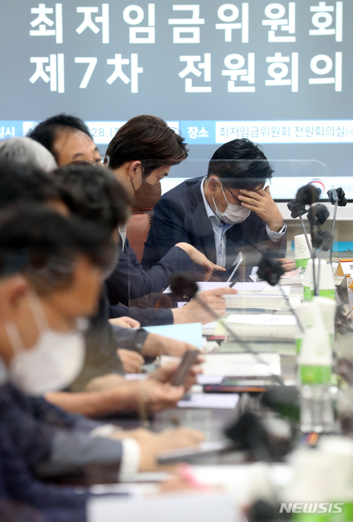 [세종=뉴시스] 강종민 기자 = 28일 오후 세종시 정부세종청사에서 열린 최저임금위원회 7차 전원회의에서 공익위원들이 고민스럼 표정으로 앉아 있다. 2022.06.28. ppkjm@newsis.com