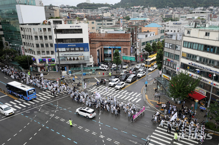 [서울=뉴시스] 백동현 기자 = 사진은 지난해 6월 서울 용산구 한강대로 인근에서 열린 한 집회 행진 모습. 2022.06.28. livertrent@newsis.com