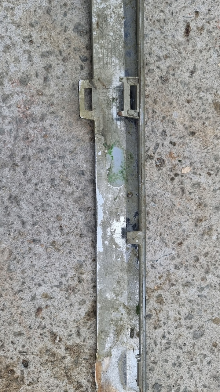 [완도=뉴시스] 김혜인 기자 = 28일 오후 3시 20분께 전남 완도 송곡항 인근 앞바다에서 제주 한달 살이를 떠난 실종가족의 차량으로 추정되는 아우디 앞범퍼가 발견된 상태다. 사진은 부품 일부. 2022.06.28.(사진=광주경찰청 제공) photo@newsis.com *재판매 및 DB 금지