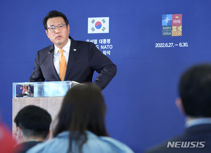 [마드리드=뉴시스] 전신 기자 = 김태효 국가안보실 1차장이 28일(현지시간) 마드리드 프레스센터에서 윤석열 대통령 일정 관련 사전 브리핑을 하고 있다. 2022.06.28. photo1006@newsis.com