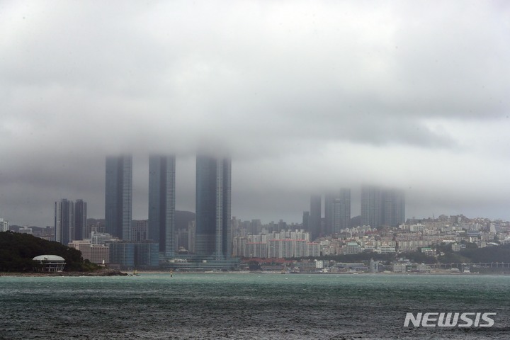 [부산=뉴시스] 하경민 기자 = 강풍을 동반한 장맛비가 내린 28일 부산 남구 동생말에서 바라본 해운대구 일대의 상공에 짙은 먹구름이 몰려 있다. 2022.06.28. yulnetphoto@newsis.com