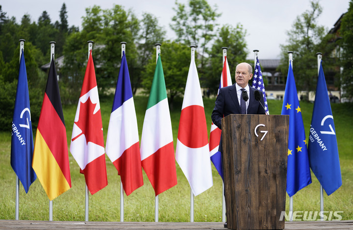 [크루엔=AP/뉴시스]G7 정상회의에서 기자회견하는 올라프 숄츠 독일 총리. 2022.6.28.