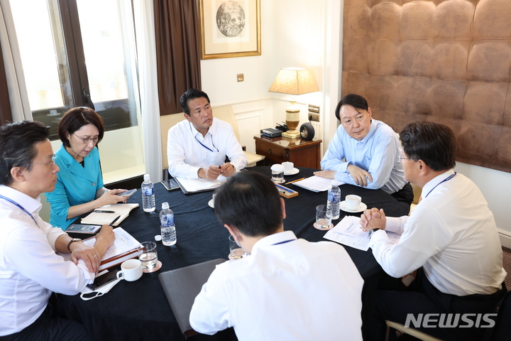 [마드리드=뉴시스] 전신 기자 = 윤석열 대통령이 28일(현지시간) 마드리드 한 호텔에서 나토 정상회의 사전 점검회의를 하고 있다. 2022.06.28. photo1006@newsis.com