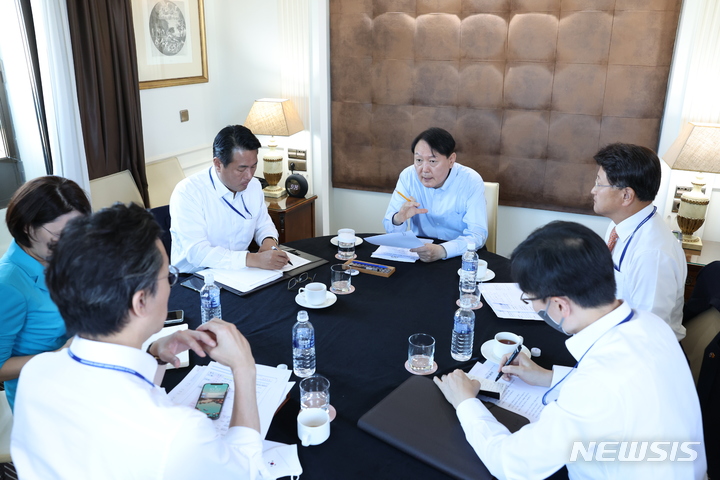 [마드리드=뉴시스] 전신 기자 = 윤석열 대통령이 28일(현지시간) 마드리드 한 호텔에서 나토 정상회의 사전 점검회의를 하고 있다. 2022.06.28. photo1006@newsis.com