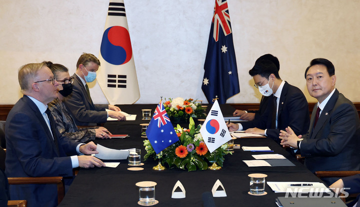 [마드리드=뉴시스] 전신 기자 = 윤석열 대통령이 28일(현지시간) 마드리드 한 호텔에서 앤서니 알바니스 호주 총리와 정상회담을 하고 있다. (대통령실통신사진기자단) 2022.06.28. photo1006@newsis.com