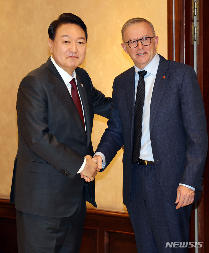 [마드리드=뉴시스] 전신 기자 = 윤석열 대통령이 28일(현지시간) 마드리드 한 호텔에서 열린 한국·호주 정상회담에서 앤서니 알바니스 호주 총리와 악수하고 있다. (대통령실통신사진기자단) 2022.06.28. photo1006@newsis.com