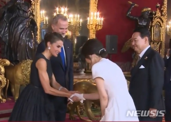 [서울=뉴시스]28일(현지시각)스페인 마드리드 왕궁에서 열린 스페인 국왕 내외 초청 갈라만찬에서 윤석열 대통령 내외가 국왕 내외와 악수하고 있다. 사진 YTN캡쳐