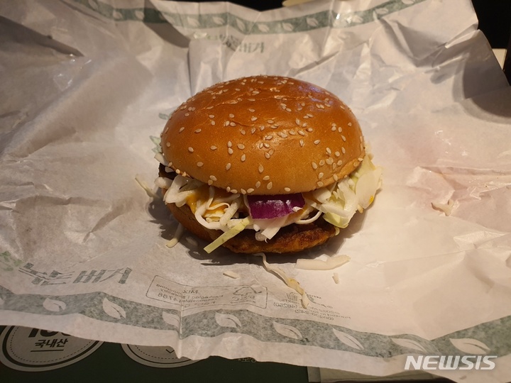한국 맥도날드가 출시한 신제품 '보성 녹돈버거'. (사진=뉴시스DB)