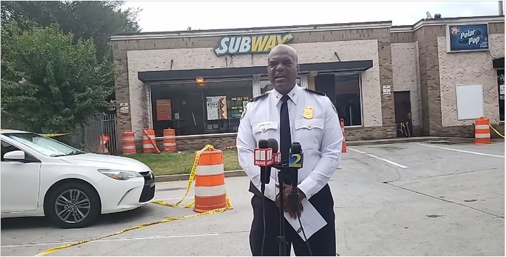 [서울=뉴시스] 지난 26일(현지시간) 미국 조지아주에 위치한 서브웨이 매장에서 총격 사건이 발생한 것에 대해 애틀랜타 경찰이 기자회견을 하고 있다. (사진=애틀랜타 경찰 공식 페이스북 영상 캡처) 2022.06.29. *재판매 및 DB 금지