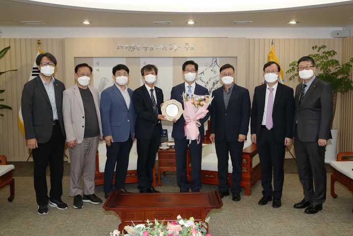 [홍성=뉴시스] 유경조 중국 선양한인회장이 충남도청을 방문해 양승조 지사에게 최덕기 호북성 한인회장 명의의 감사패를 전달하고 있다.&nbsp; *재판매 및 DB 금지