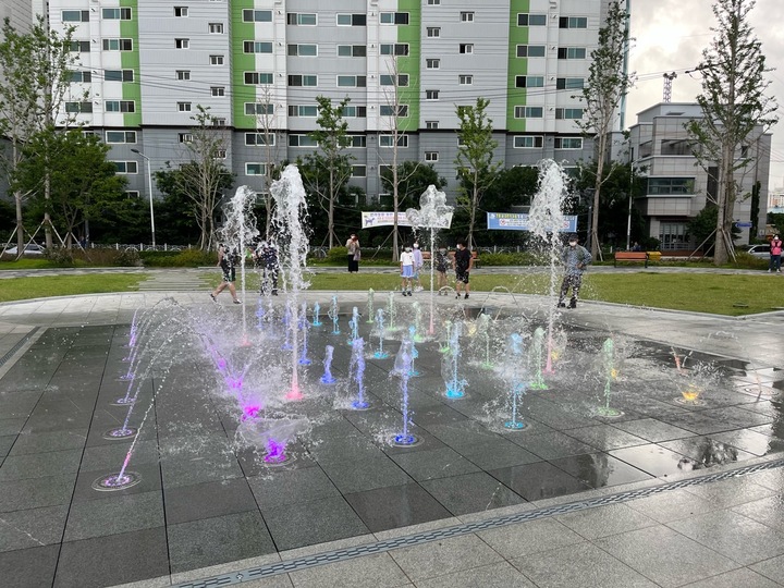 [부산=뉴시스] 부산 동래구 수민어울공원 바닥분수. (사진=동래구청 제공) *재판매 및 DB 금지