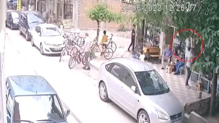 한 살 아기가 발코니에서 머리부터 추락했지만 길거리에 서있던 남성의 등에 맞고 떨어져 다행히 다치지 않고 멀쩡했다. 출처: 데일리메일 *재판매 및 DB 금지