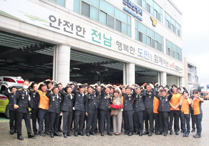 29일 순천소방서에서 퇴임한 하수철 순천소방서와 직원들이 기념촬영하고 있다. 순천소방 제공 *재판매 및 DB 금지