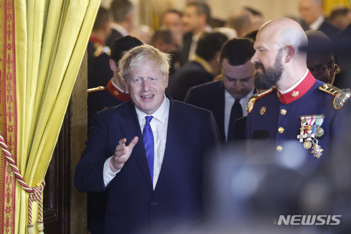 [마드리드=AP/뉴시스] 보리스 존슨 영국 총리가 28일(현지시간) 스페인 마드리드에서 개최되는 북대서양조약기구(NATO.나토) 정상회의에 앞서 마드리드궁전에서 열린 갈라 디너에서 단체 사진을 찍기 위해 도착한 모습. 2022.06.29.