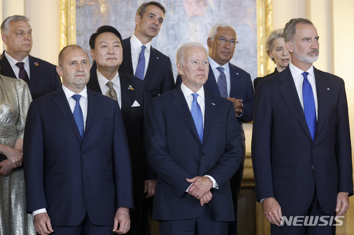 [마드리드=AP/뉴시스] 북대서양조약기구(NATO·나토) 정상회의에 참석한 윤석열(왼쪽 세 번째) 대통령이 28일(현지시간) 스페인 마드리드 왕궁에서 펠리페 6세(오른쪽) 스페인 국왕이 주최한 만찬에 참석해 각국 정상들과 단체 사진을 찍고 있다. 2022.06.29.