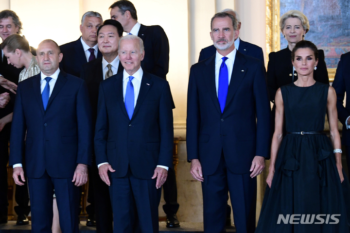 [마드리드=AP/뉴시스] 북대서양조약기구(NATO·나토) 정상회의에 참석한 윤석열 대통령이 28일(현지시간) 스페인 마드리드 왕궁에서 펠리페 6세(오른쪽) 국왕이 주최한 만찬에 참석해 만찬장 입장 전 각국 정상들과 단체 사진을 찍고 있다. 2022.06.29.