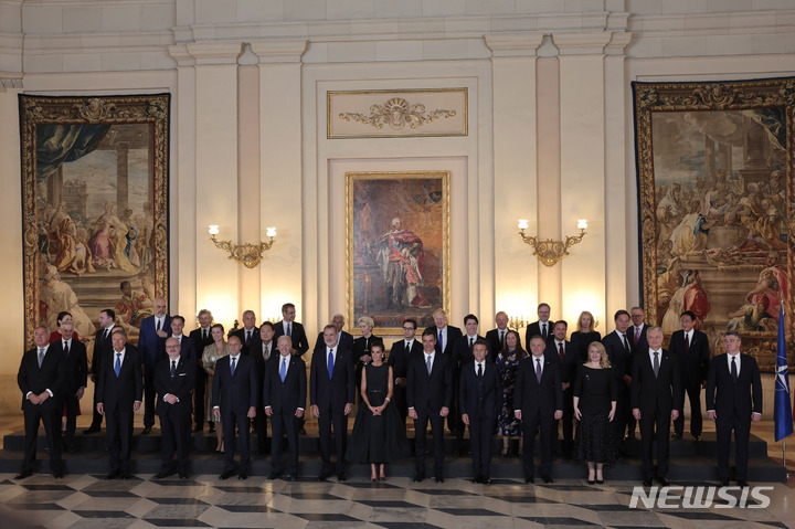 [마드리드=뉴시스] 전신 기자 = 윤석열 대통령이 28일(현지시간) 마드리드 왕궁에서 열린 스페인 국왕 내외 주최 갈라 만찬에서 기념촬영하고 있다. 2022.06.29. photo1006@newsis.com