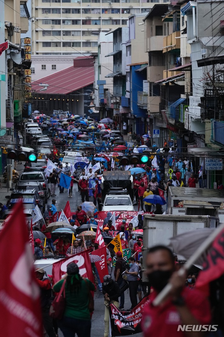 [파나마시티=AP/뉴시스] 28일(현지시간) 파나마 수도 파나마시티에서 생계비 상승에 항의하는 시위대가 거리로 나와 행진하고 있다. 2022.06.29.