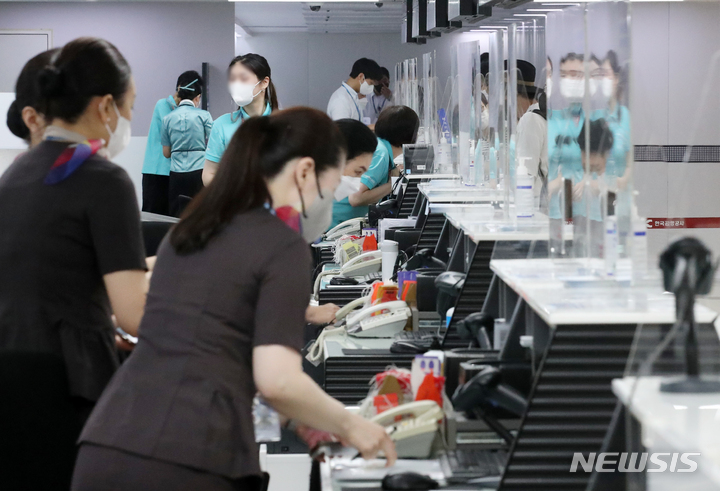 [서울=뉴시스] 조성우 기자 = 김포-하네다 항공 노선 운항이 재개된 29일 오전 서울 강서구 김포국제공항 국제선 출국장에서 공항 직원들이 업무를 하고 있다. 2022.06.29. xconfind@newsis.com