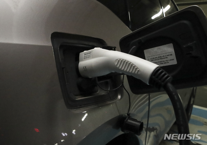 [서울=뉴시스] 김근수 기자 = 전기차 충전 모습. 2022.06.29. ks@newsis.com