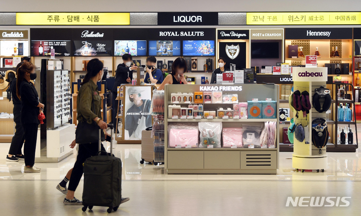 [서울=뉴시스] 조성우 기자 =  서울 강서구 김포국제공항 국제선 탑승장에서 승객들이 면세구역을 이용하고 있다. (공동취재사진) 2022.06.29. photo@newsis.com