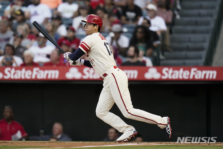 [애너하임=AP/뉴시스] 오타니 쇼헤이(LA 에인절스)가 29일(한국시간) 미국 캘리포니아주 애너하임의 에인절스타디움에서 열린 2022 메이저리그(MLB) 시카고 화이트삭스와의 경기에서 1회말 2루타를 날린 뒤 타구를 바라보고 있다. 2022.06.28