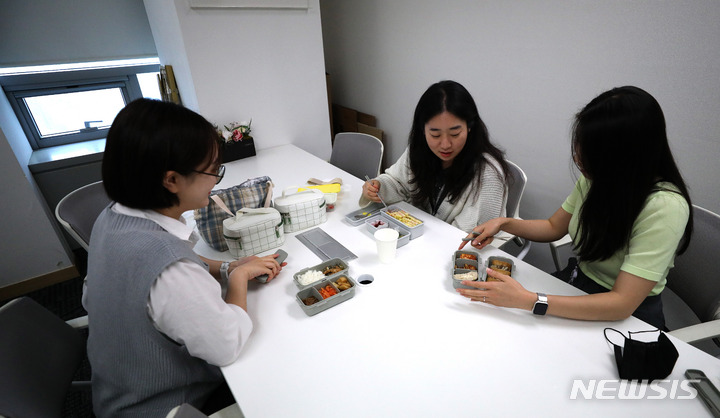 [서울=뉴시스] 서울 서대문구 한 사무실에서 직장인들이 점심시간에 도시락을 먹고 있다. (사진=뉴시스 DB). photo@newsis.com