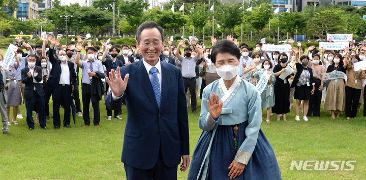 [전주=뉴시스] 김얼 기자 = 송하진 전북도지사와 배우자 오경진 씨가 29일 전북 전주시 전북도청에서 열린 퇴임식에서 직원들에게 인사를 하고 있다. 2022.06.29. pmkeul@newsis.com