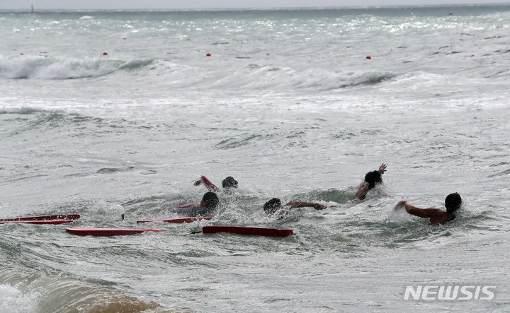 [부산=뉴시스] 하경민 기자 = 지난해 6월29일 오전 해운대해수욕장에서 시민수상구조대원들이 인명구조 훈련을 하고 있다. 2022.06.29. yulnetphoto@newsis.com