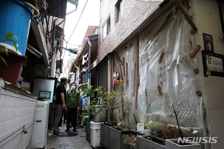 [서울=뉴시스] 백동현 기자 = 오세훈 서울 시장이 지난달 29일 오후 서울 종로구 돈의동 쪽방촌을 찾아 최영민 시립돈의동쪽방상담소 소장과 함께 둘러보며 폭염 대책을 점검하고 있다. 2022.07.01 livertrent@newsis.com