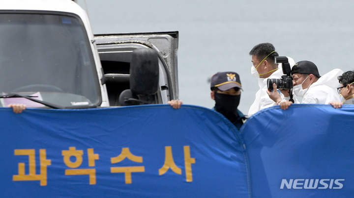 [완도=뉴시스] 류형근 기자 = 조유나양과 부모가 탑승했던 승용차량이 한달여만에 바다에서 발견돼 인양된 가운데 29일 오후 전남 완도군 신지면 송곡항에서 경찰 등이 차량내부 감식을 하고 있다. 2022.06.29. hgryu77@newsis.com